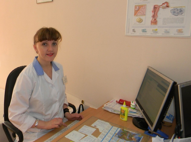 Врач Наталья Мазуркевич работает с электронной медицинской картой в КМИС.